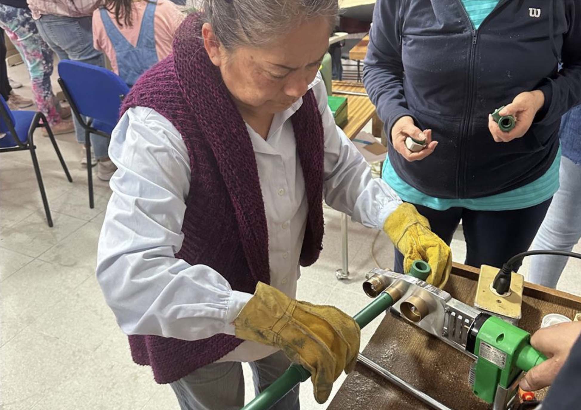 Capacita Secretaría del Agua Edomex a 73 jefas de familia como “Mujeres Plomeras”